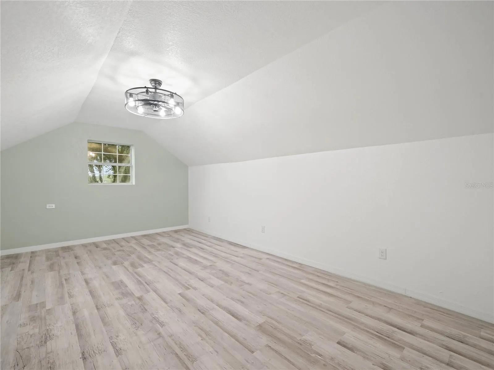 1096 DREW ST