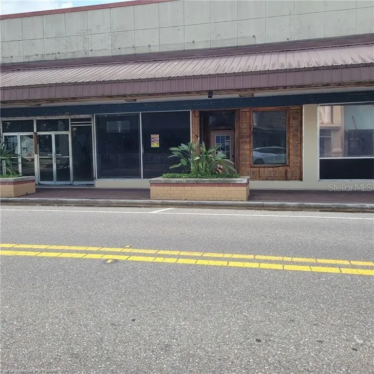 121 W MAIN ST