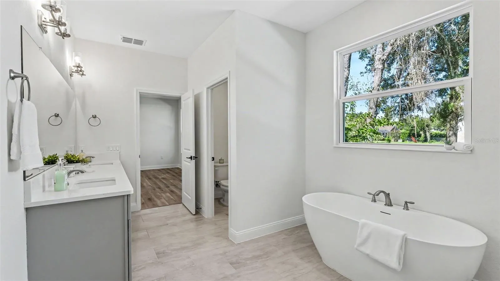 1022 BRIARWOOD DR