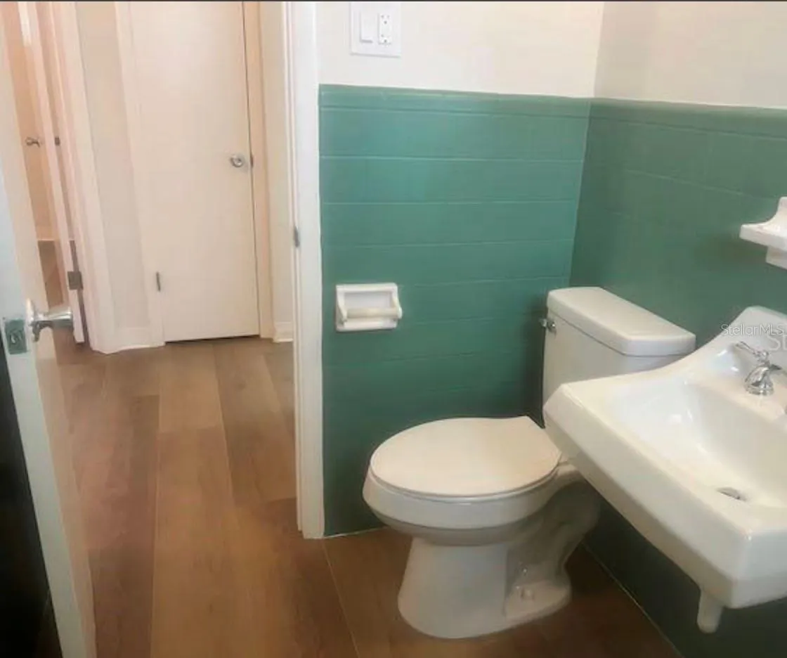 210 W HANCOCK ST
