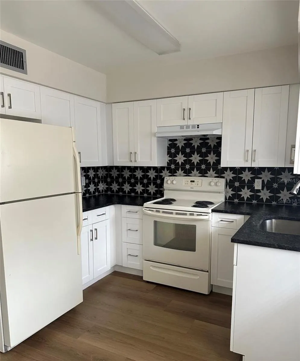 210 W HANCOCK ST