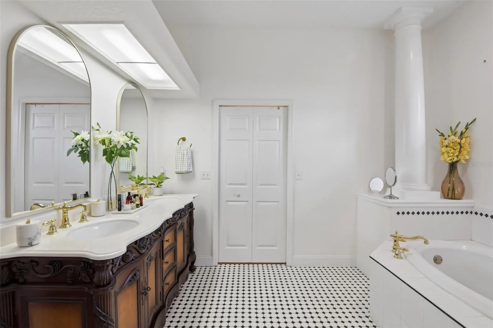 3503 OAK CLUB CT