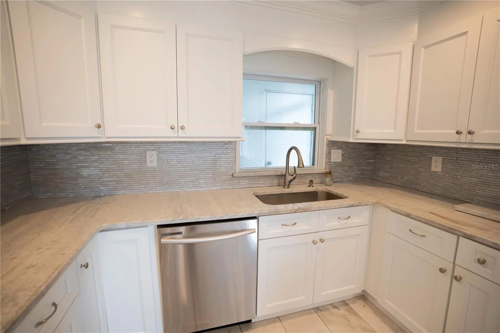 506 CAMEO DR
