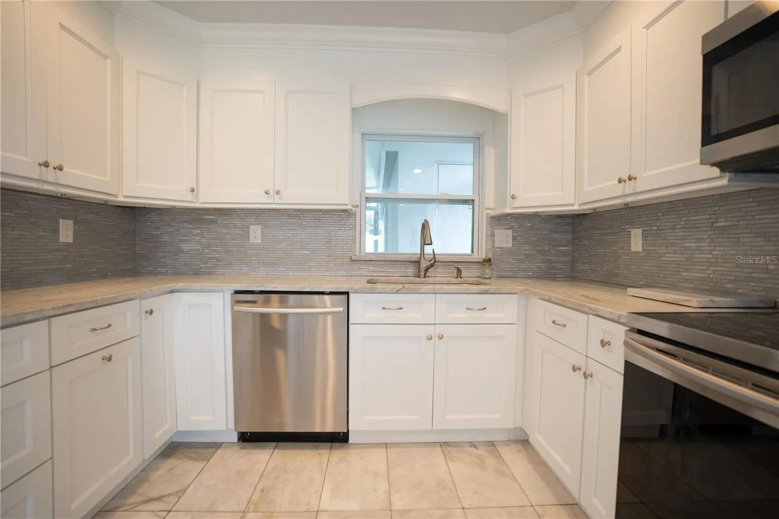 506 CAMEO DR