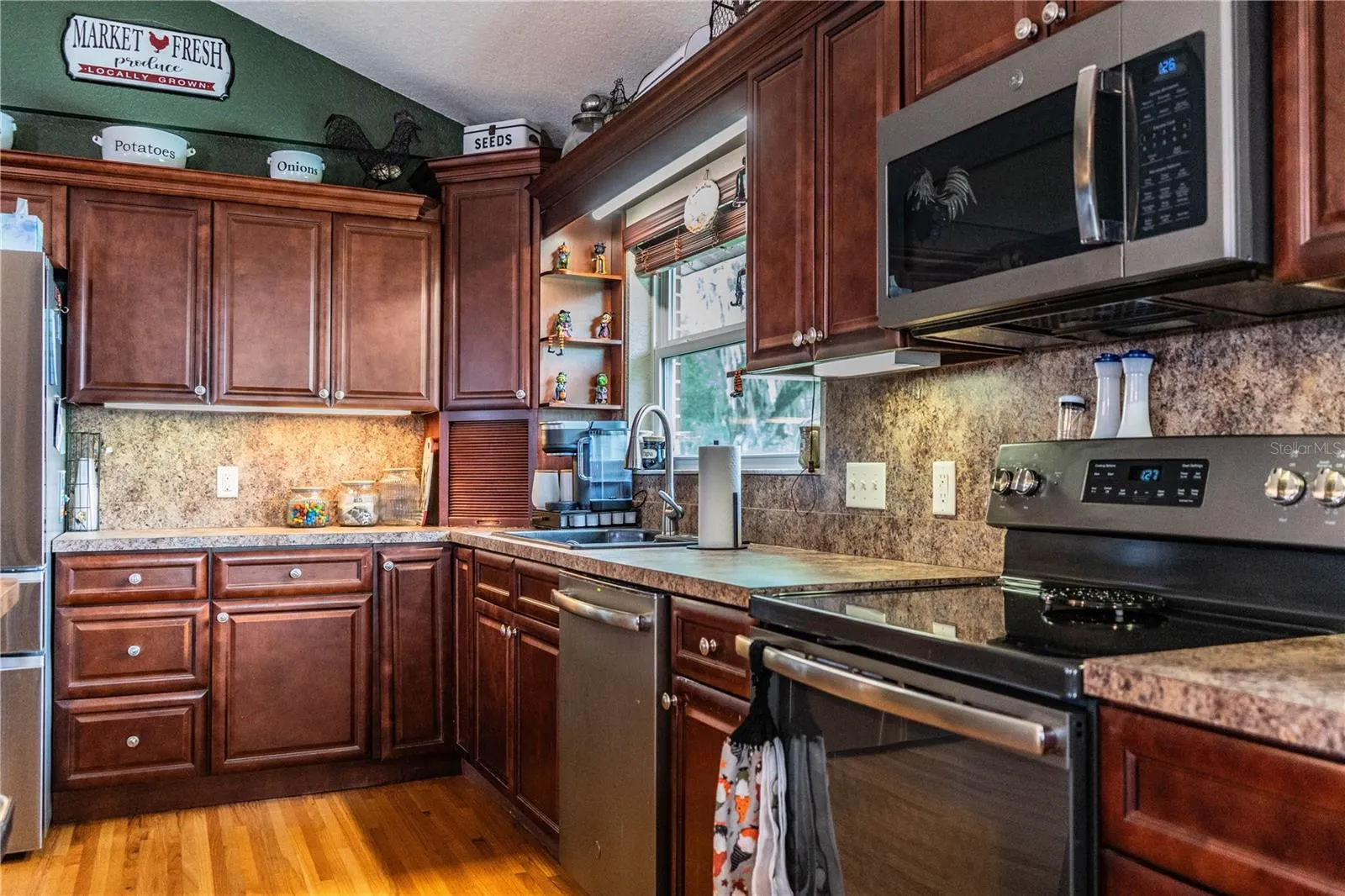 1633 CHERRY LN
