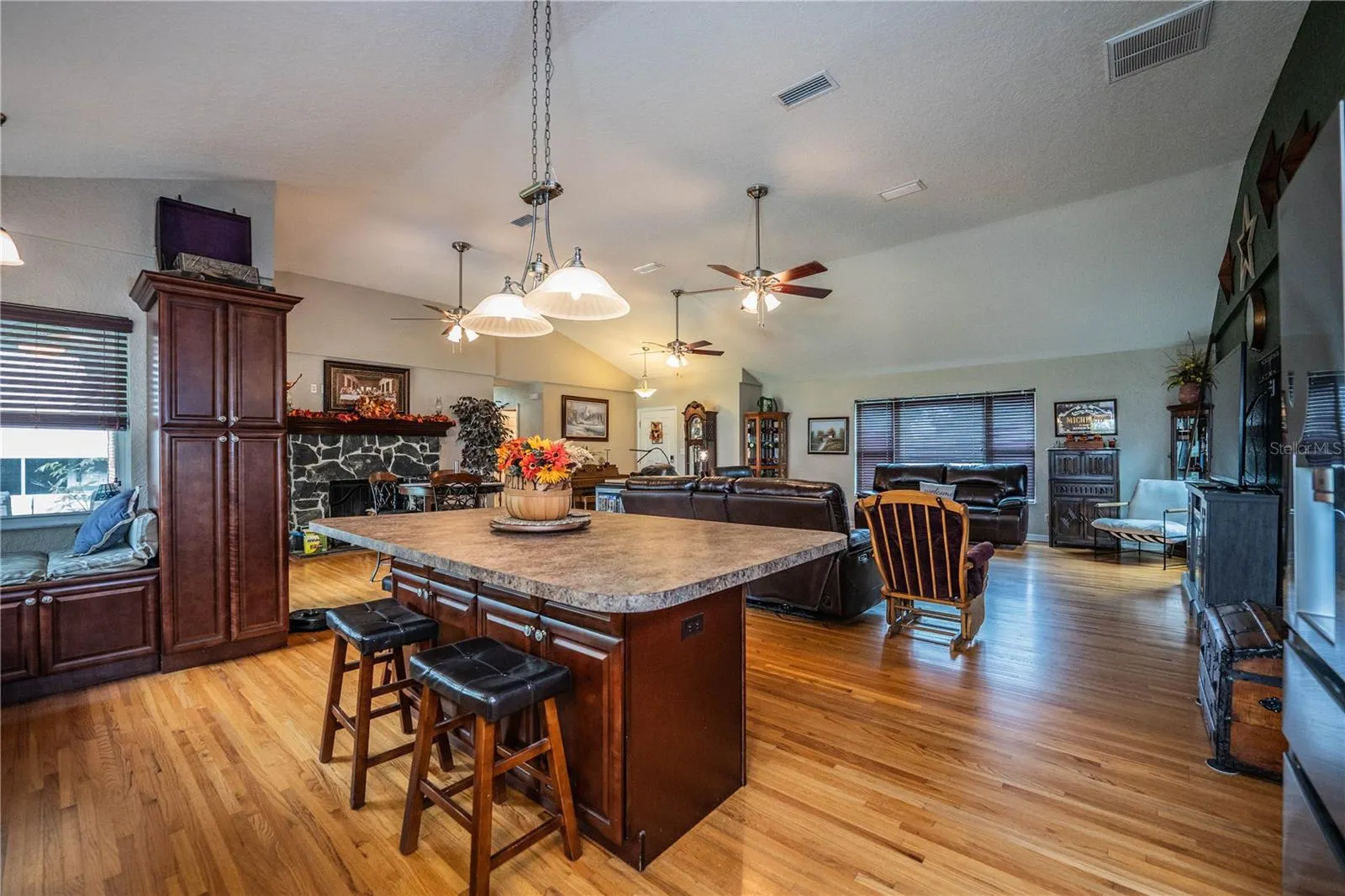 1633 CHERRY LN