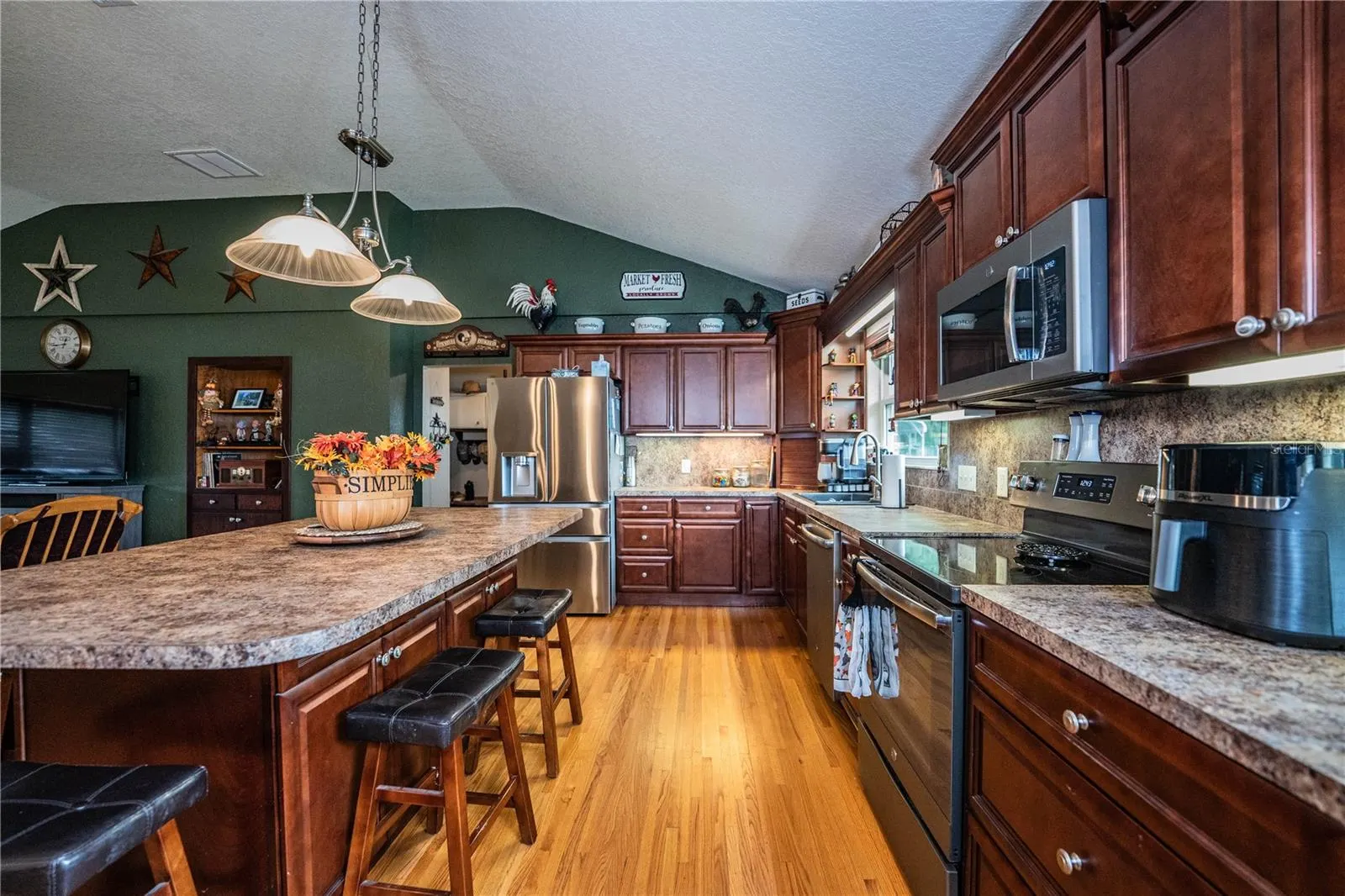 1633 CHERRY LN