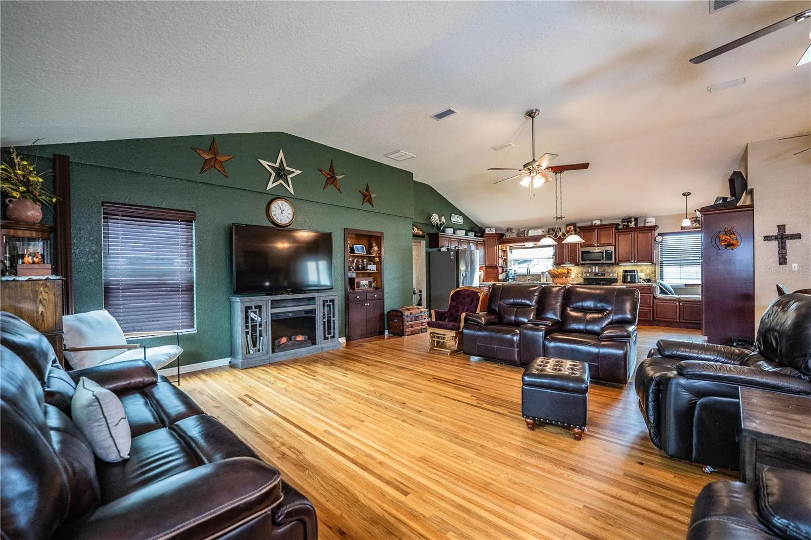 1633 CHERRY LN