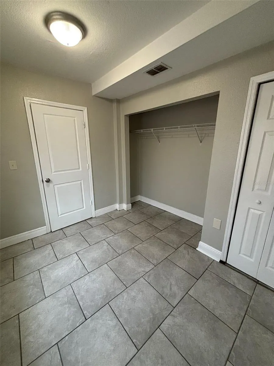 1025 E MAIN ST