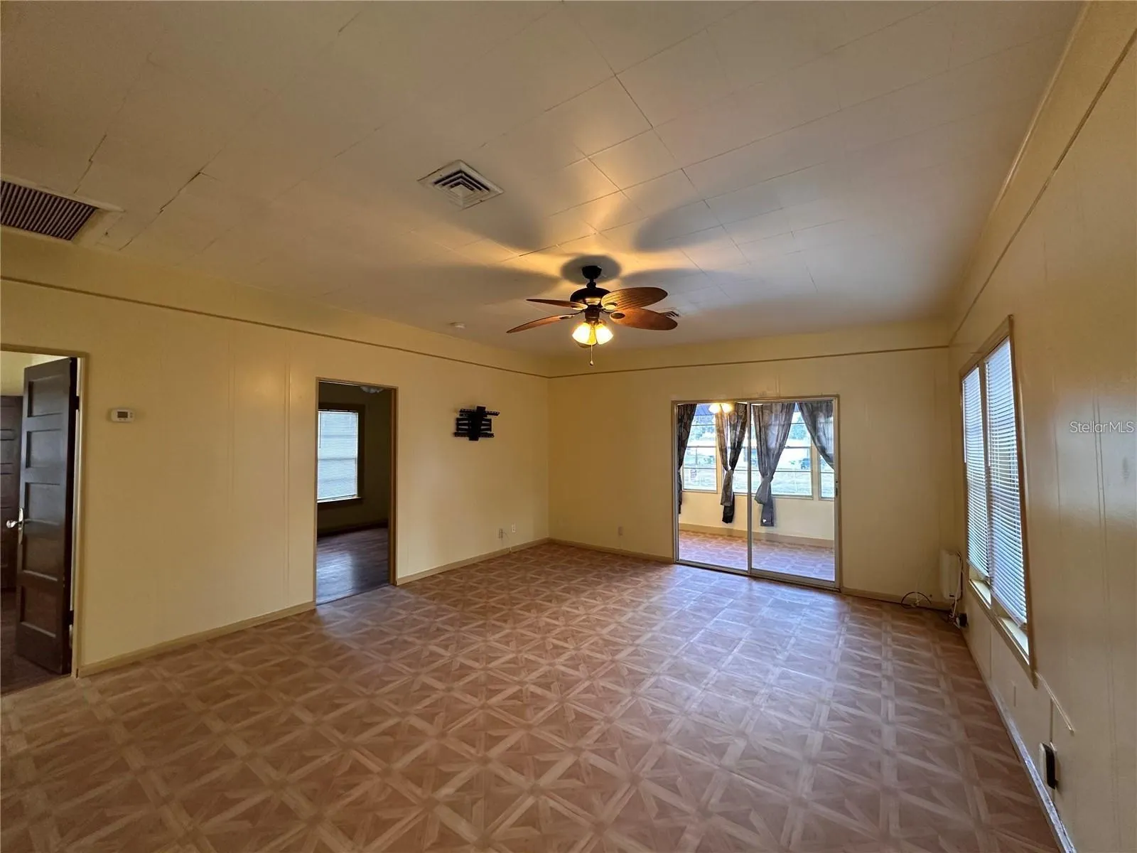 1025 E MAIN ST