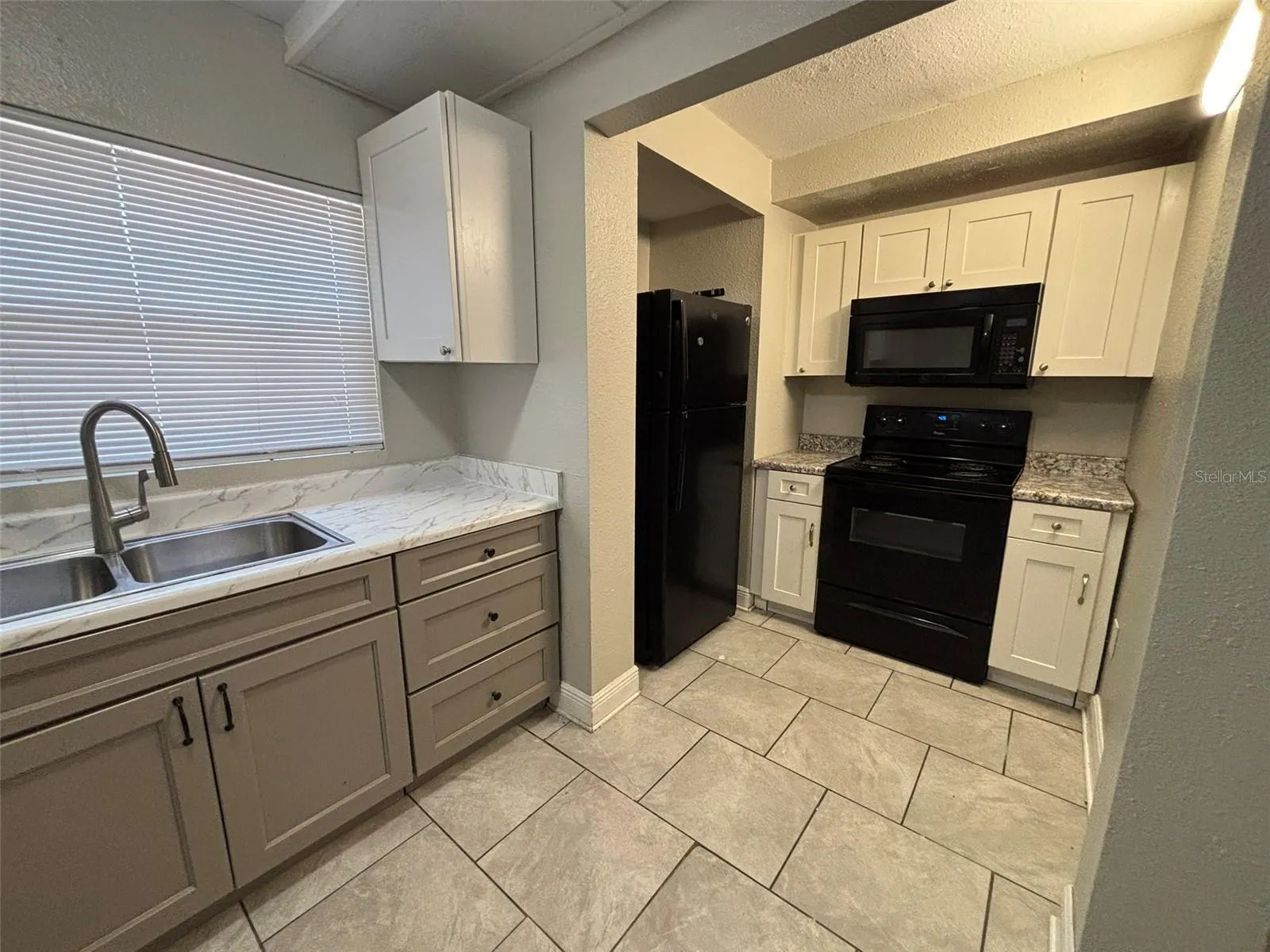 1025 E MAIN ST