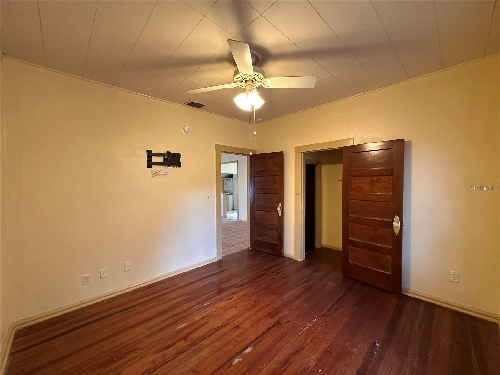 1025 E MAIN ST