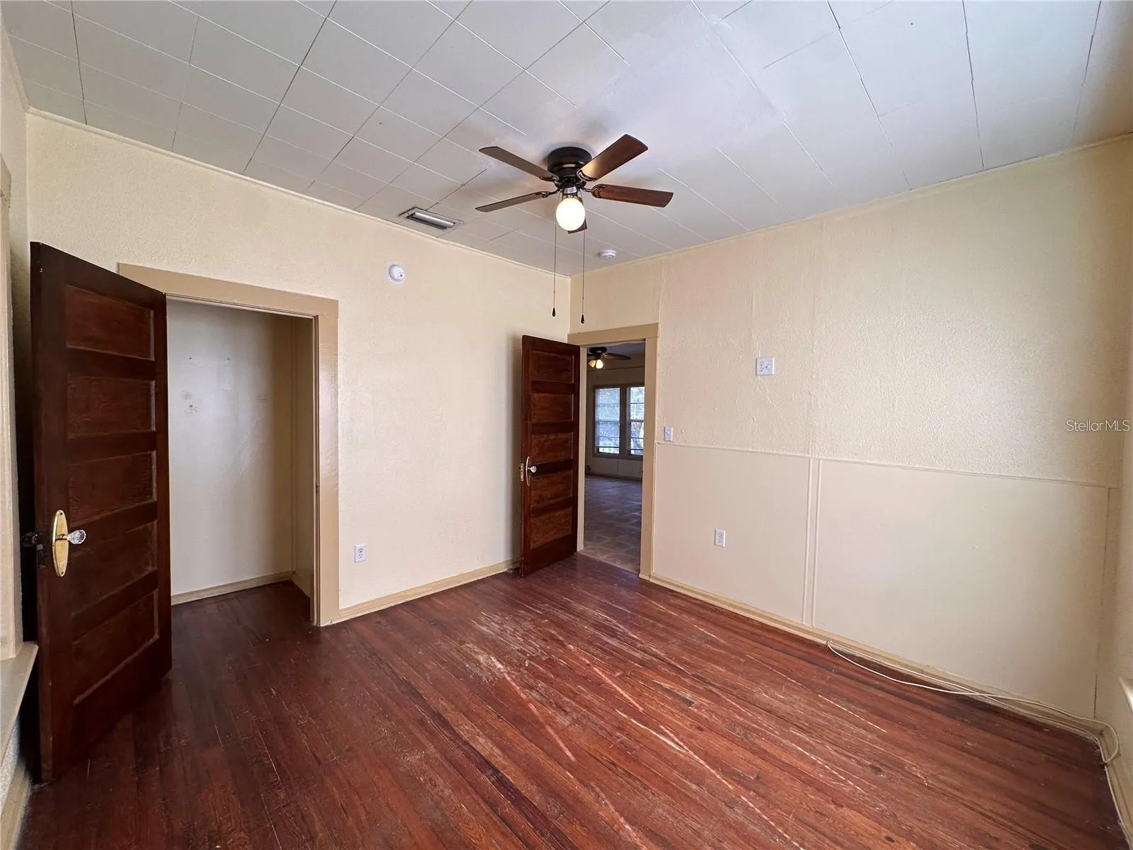 1025 E MAIN ST
