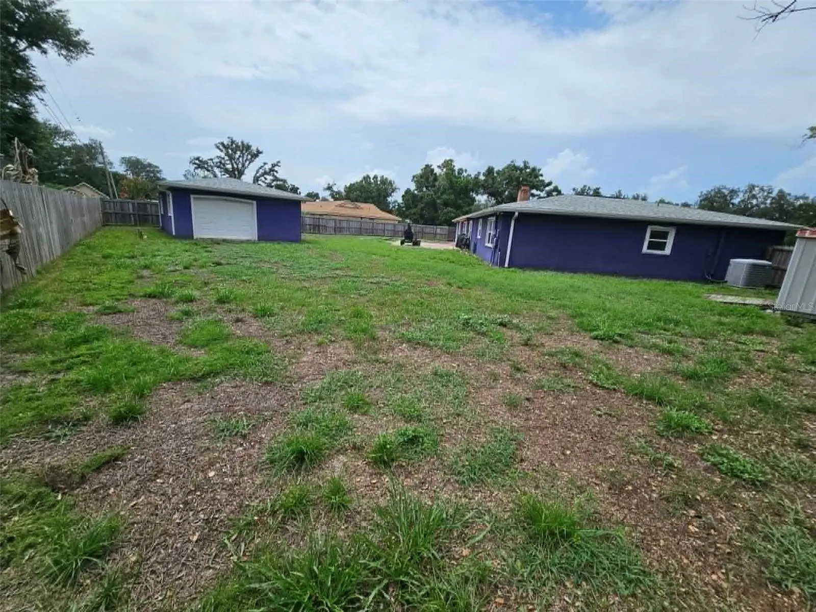 601 GREENBRIAR DR