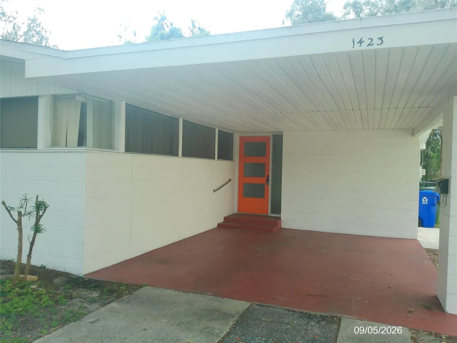 1423 CRYSTAL LAKE DR