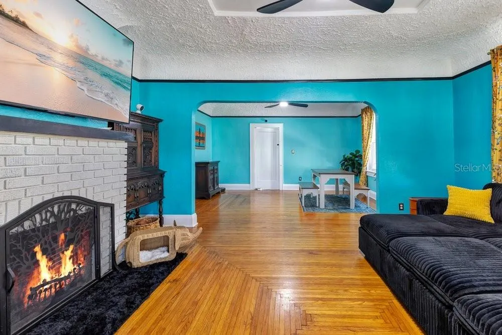 1633 E ELM RD