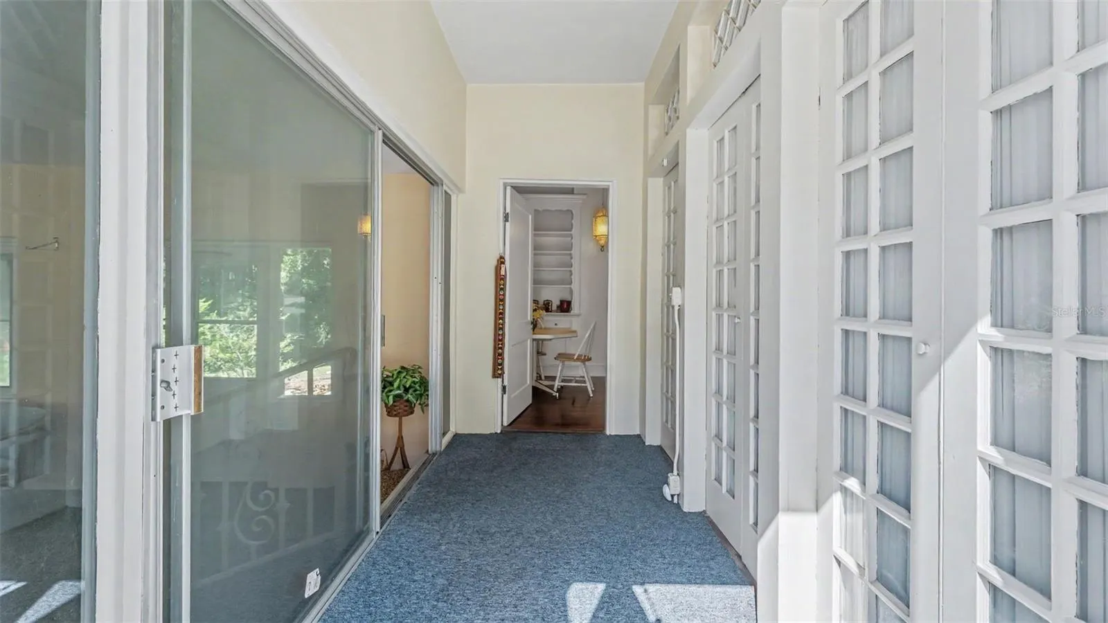 1095 S BROADWAY AVE