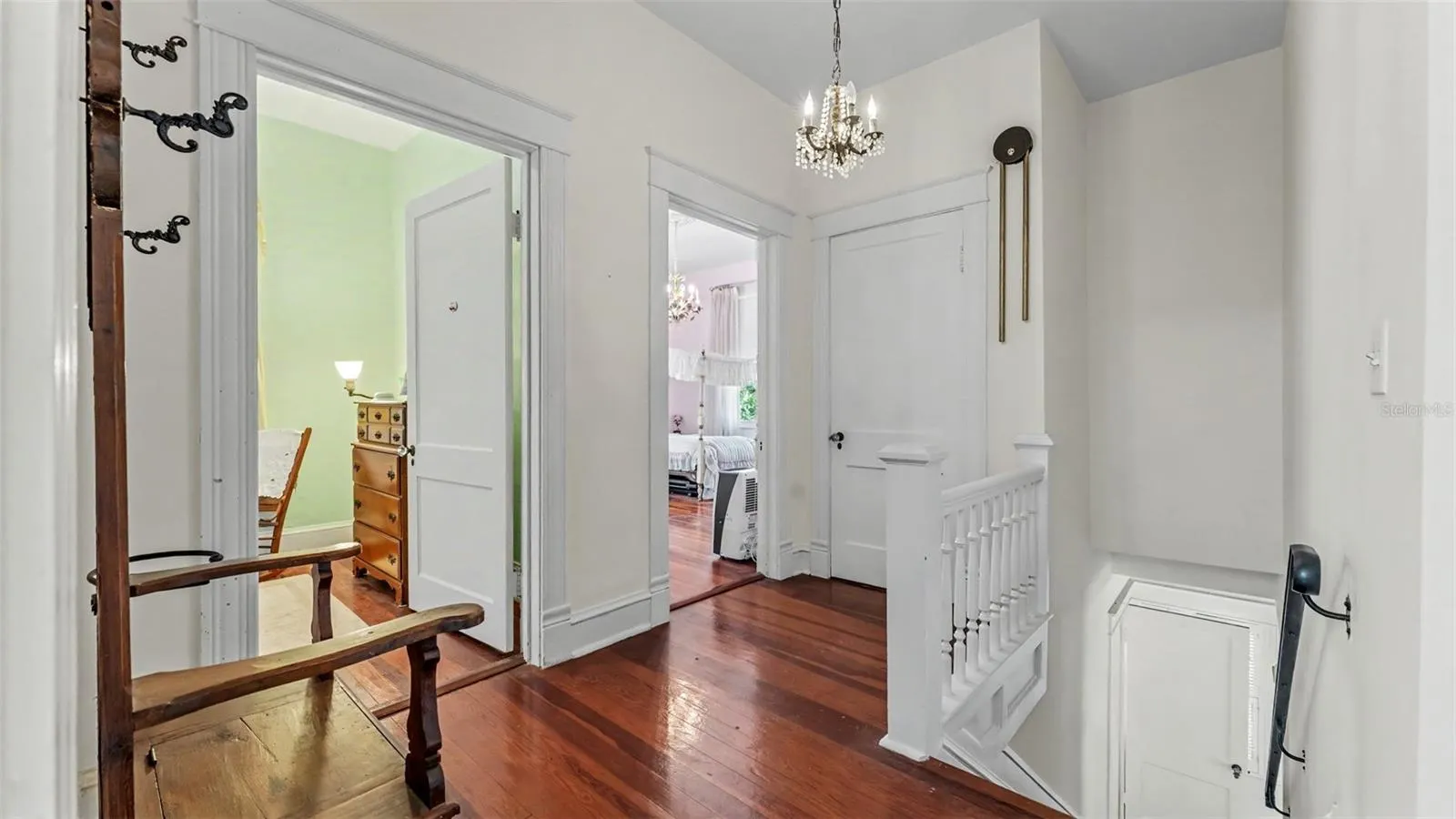 1095 S BROADWAY AVE