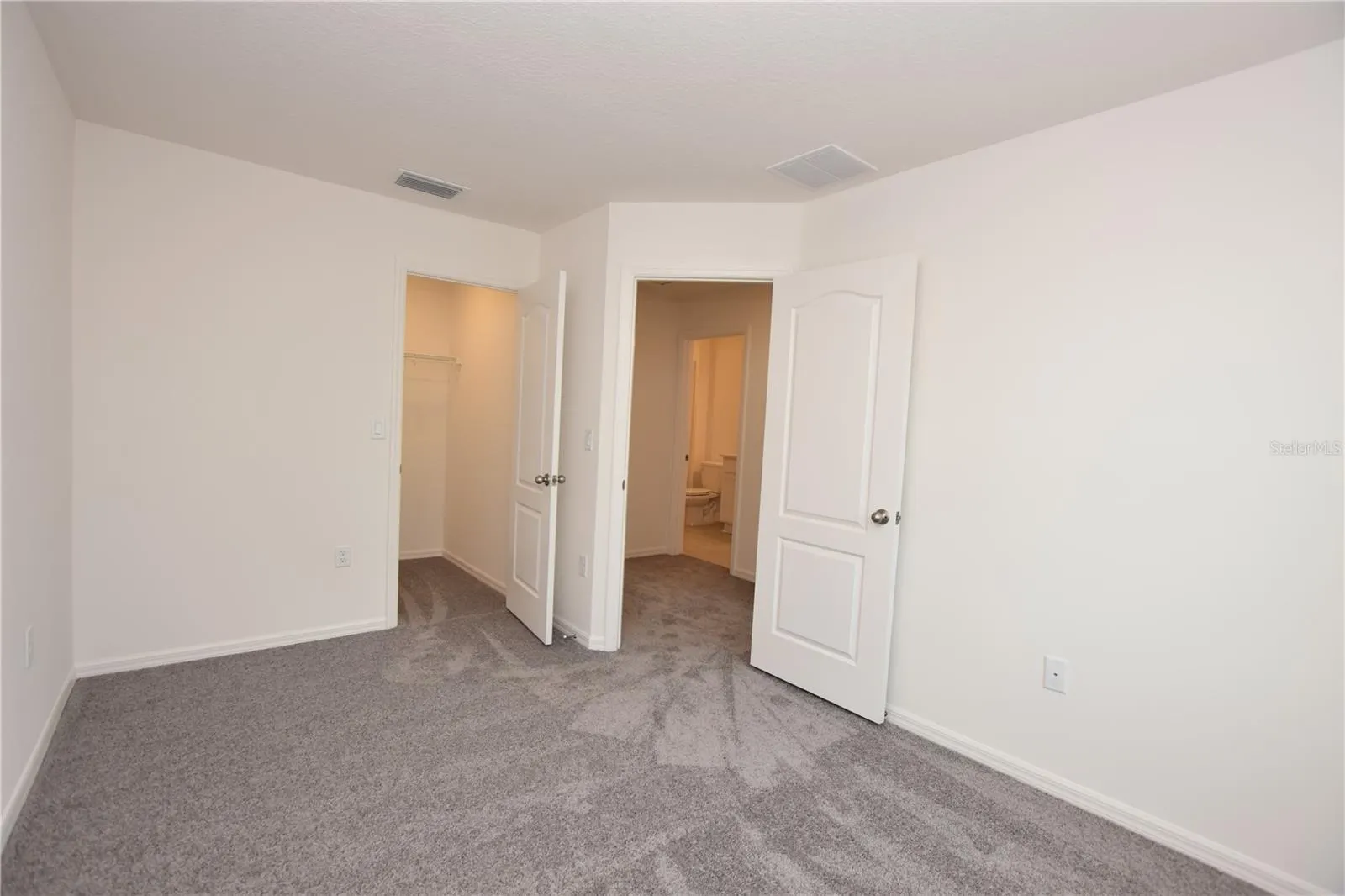 3913 ACADEMIA AVE
