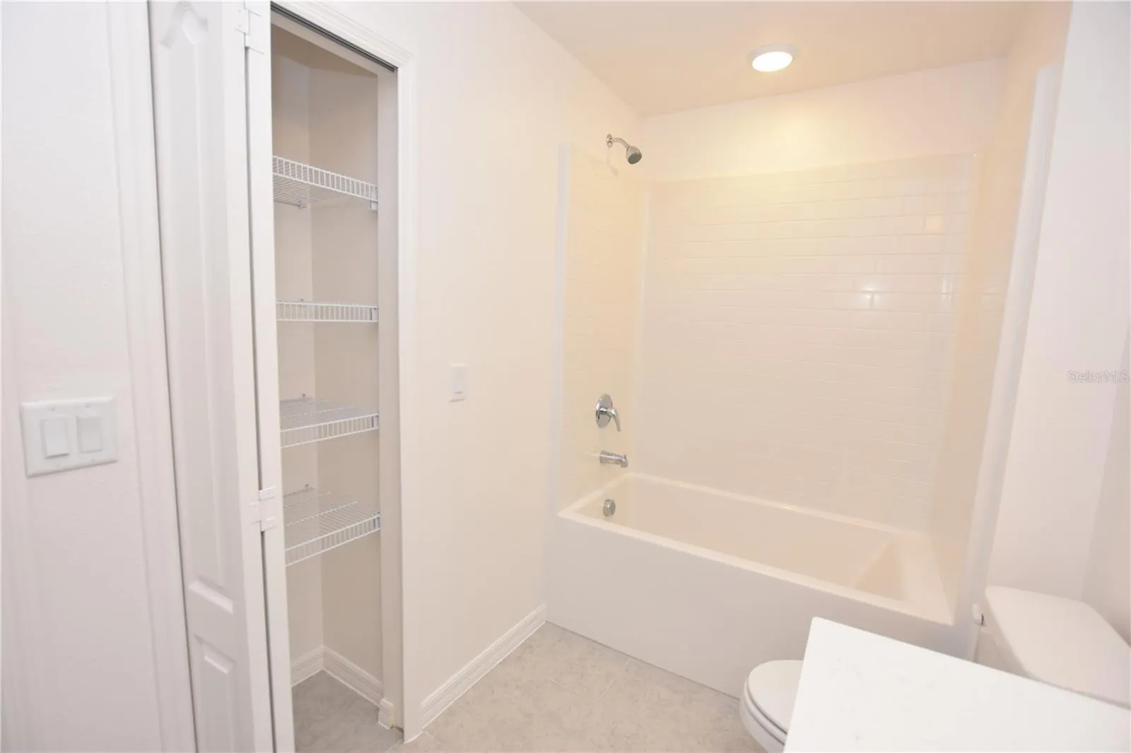 3913 ACADEMIA AVE