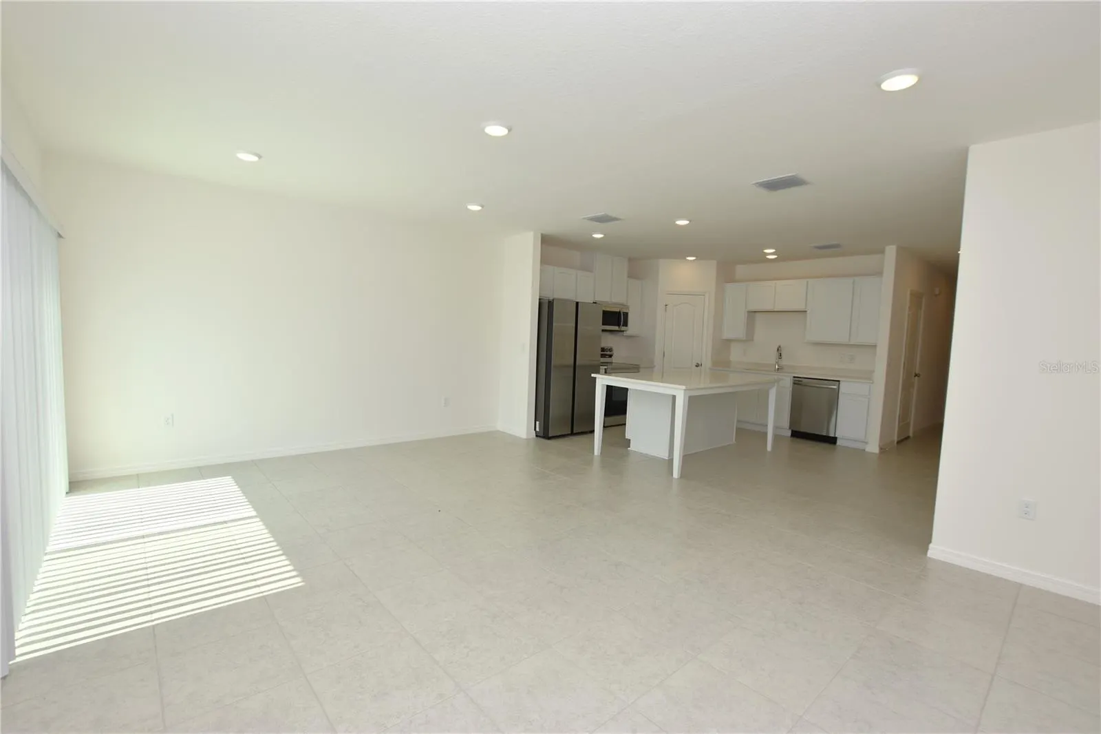 3913 ACADEMIA AVE