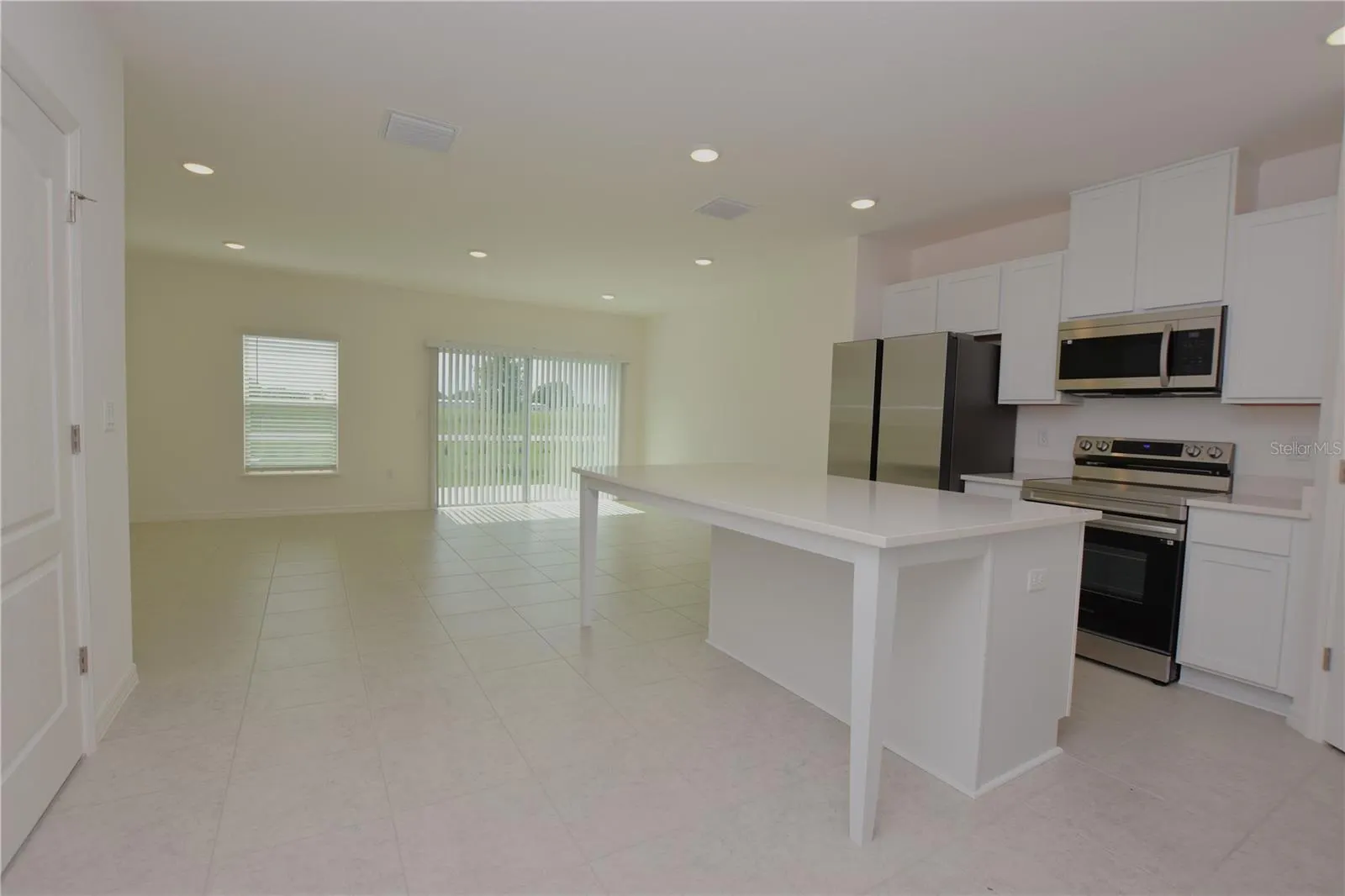 3913 ACADEMIA AVE