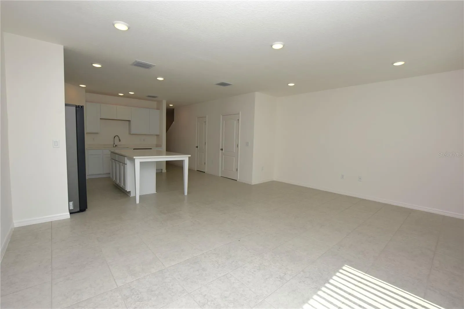 3913 ACADEMIA AVE