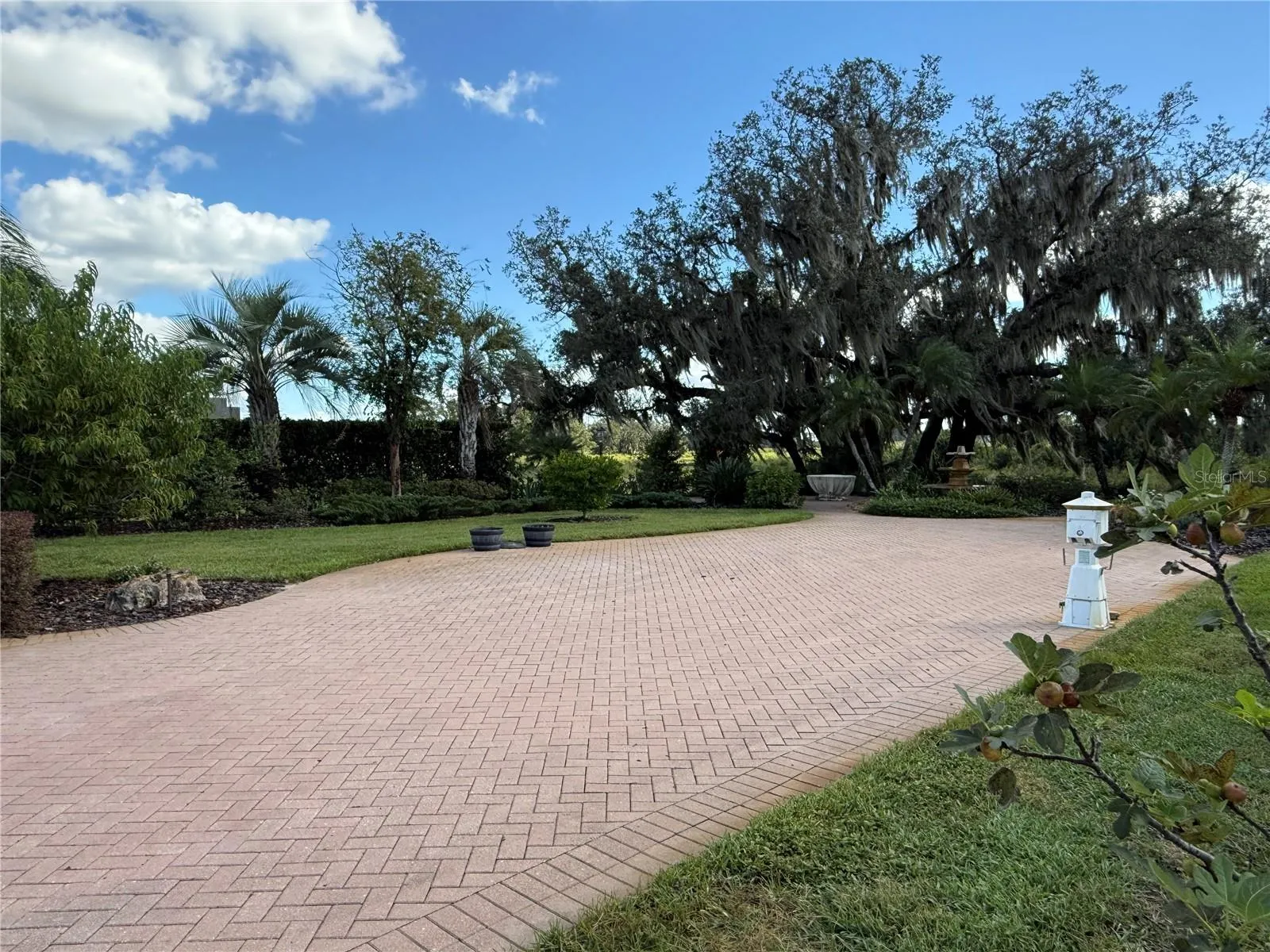 552 MEANDERING WAY