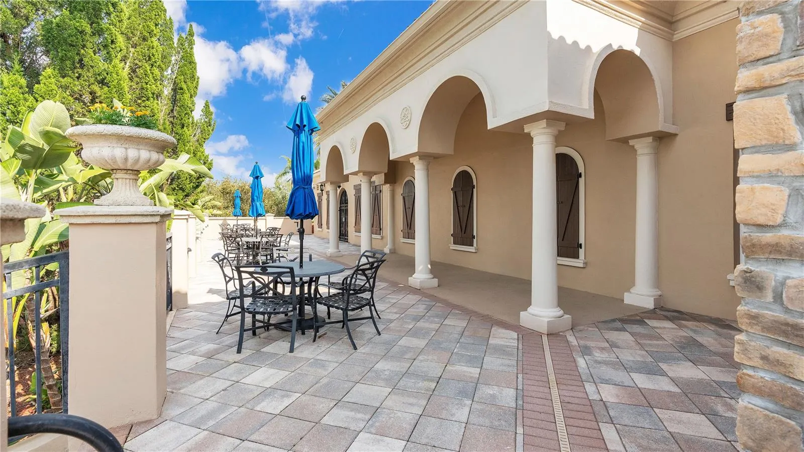 1850 ALTAVISTA CIR