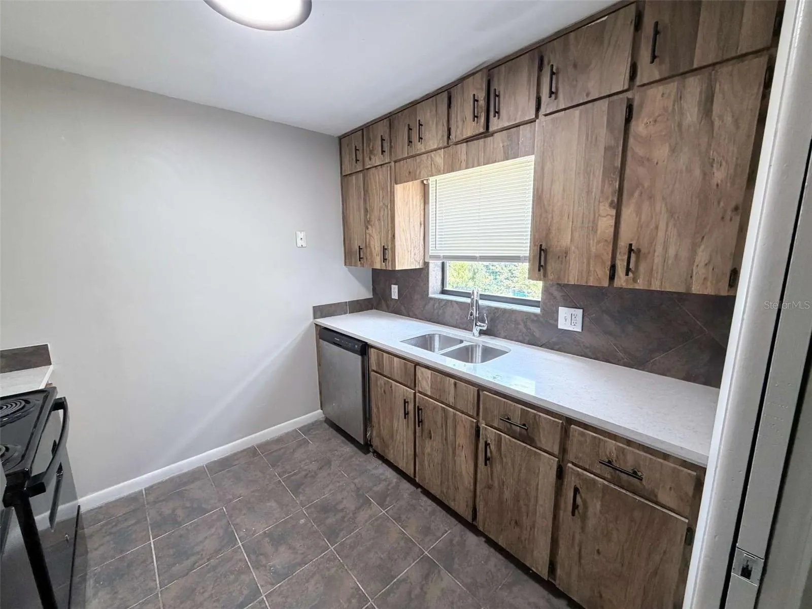 3584 RAINTREE CIR