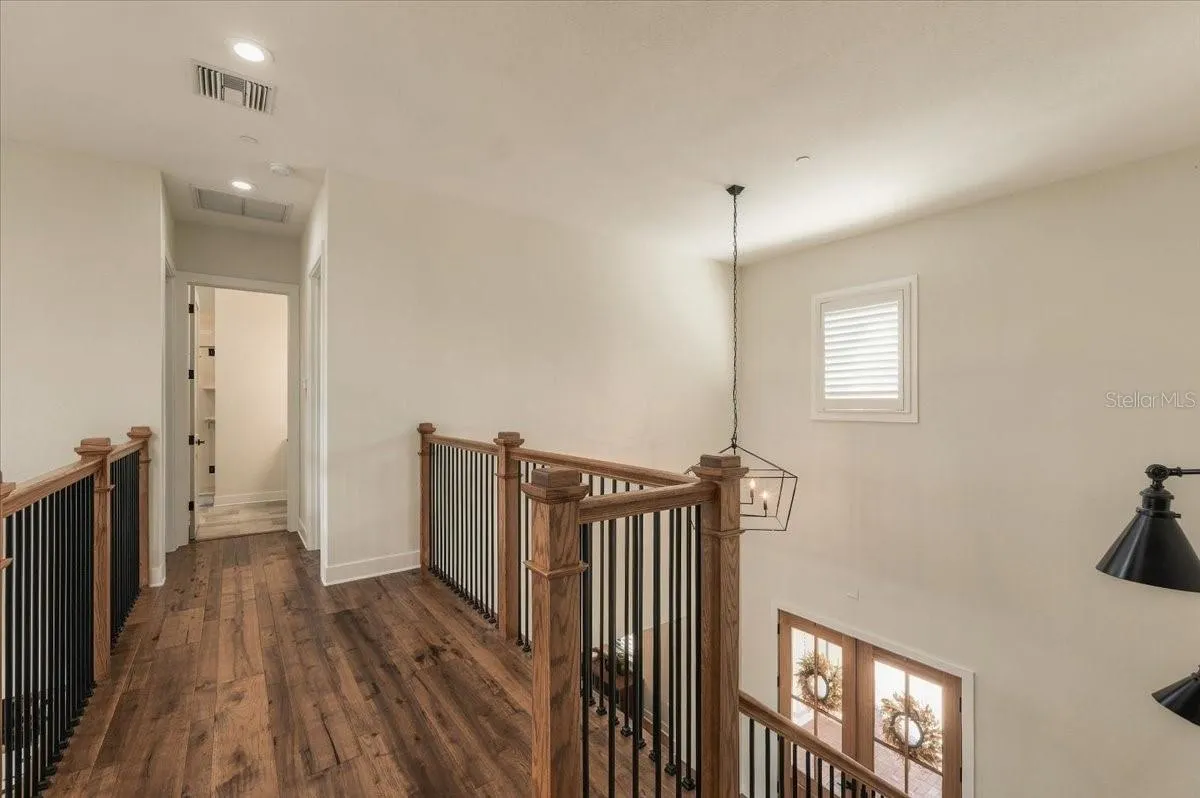 888 TWIN OAKS LN