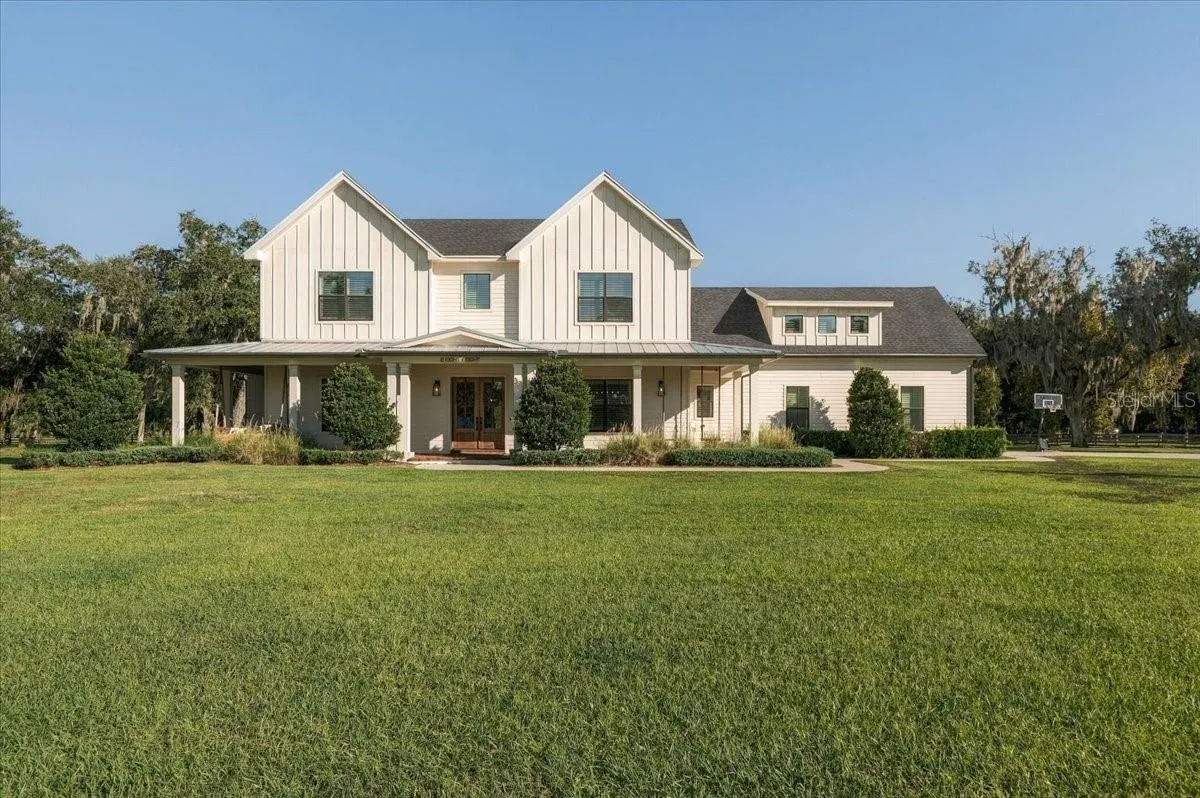 888 TWIN OAKS LN