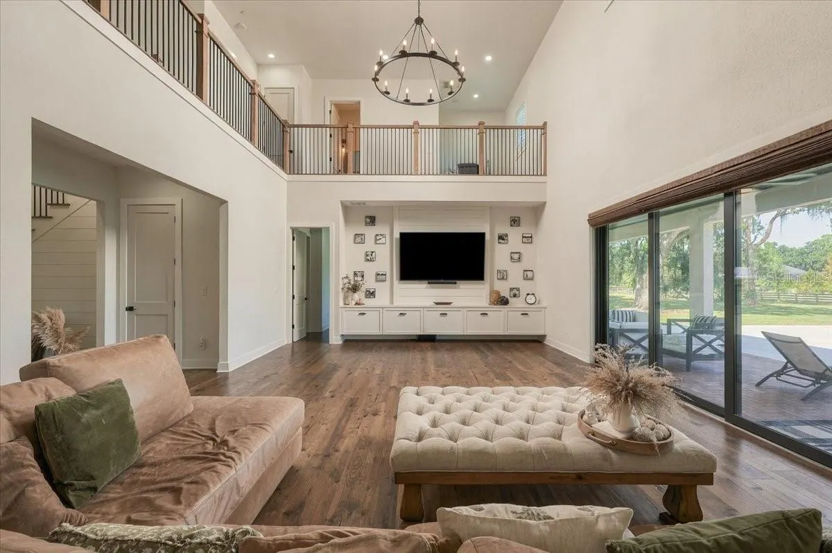 888 TWIN OAKS LN