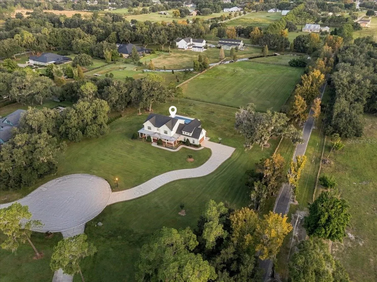888 TWIN OAKS LN