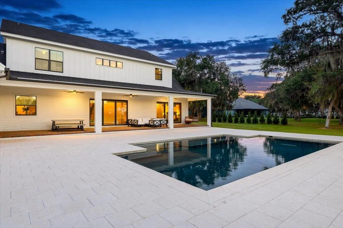888 TWIN OAKS LN