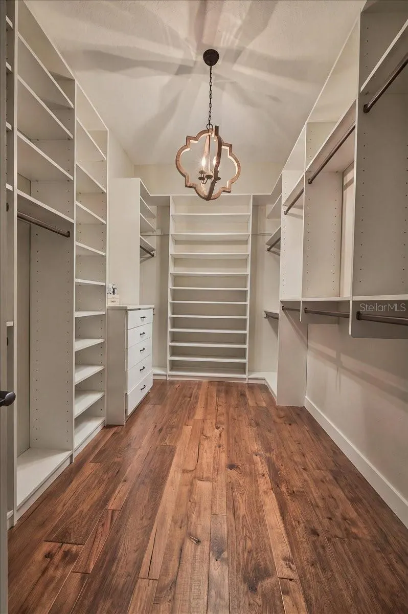 888 TWIN OAKS LN
