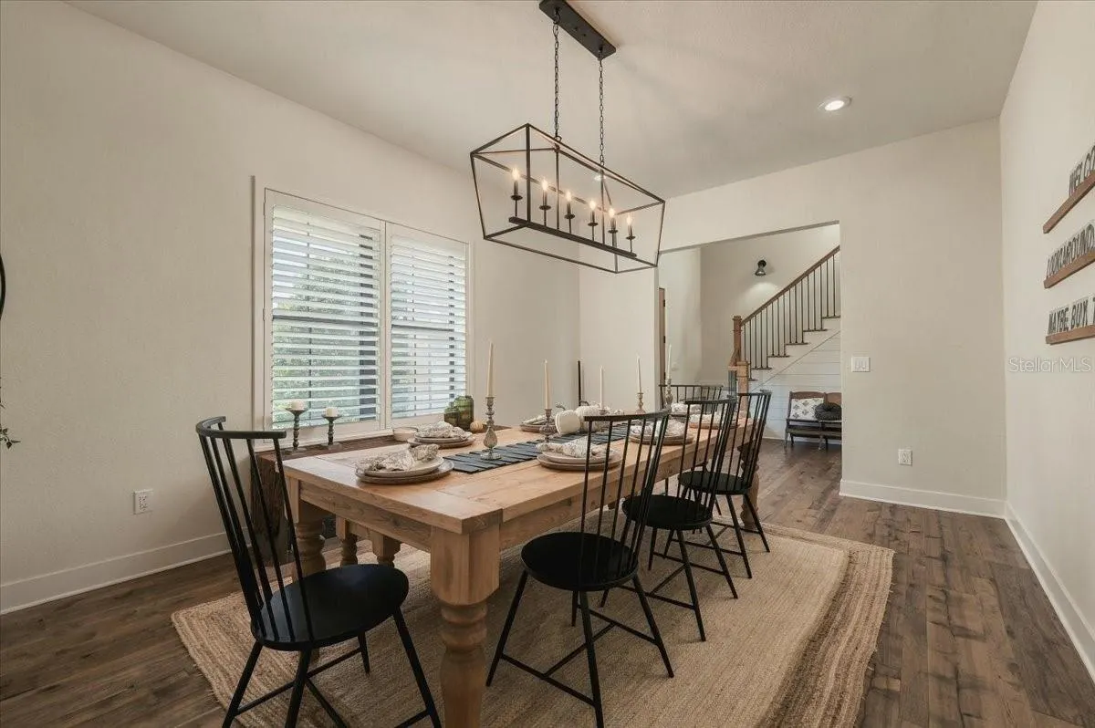 888 TWIN OAKS LN