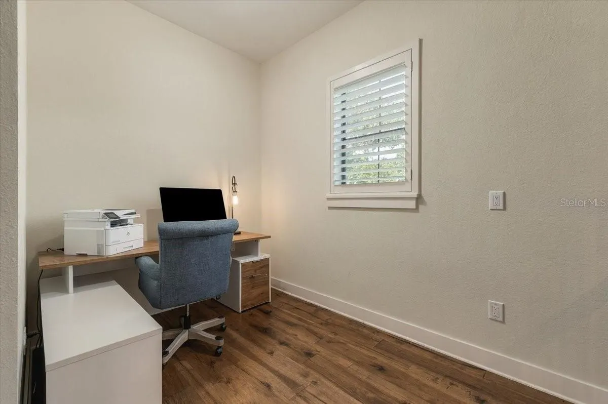 888 TWIN OAKS LN