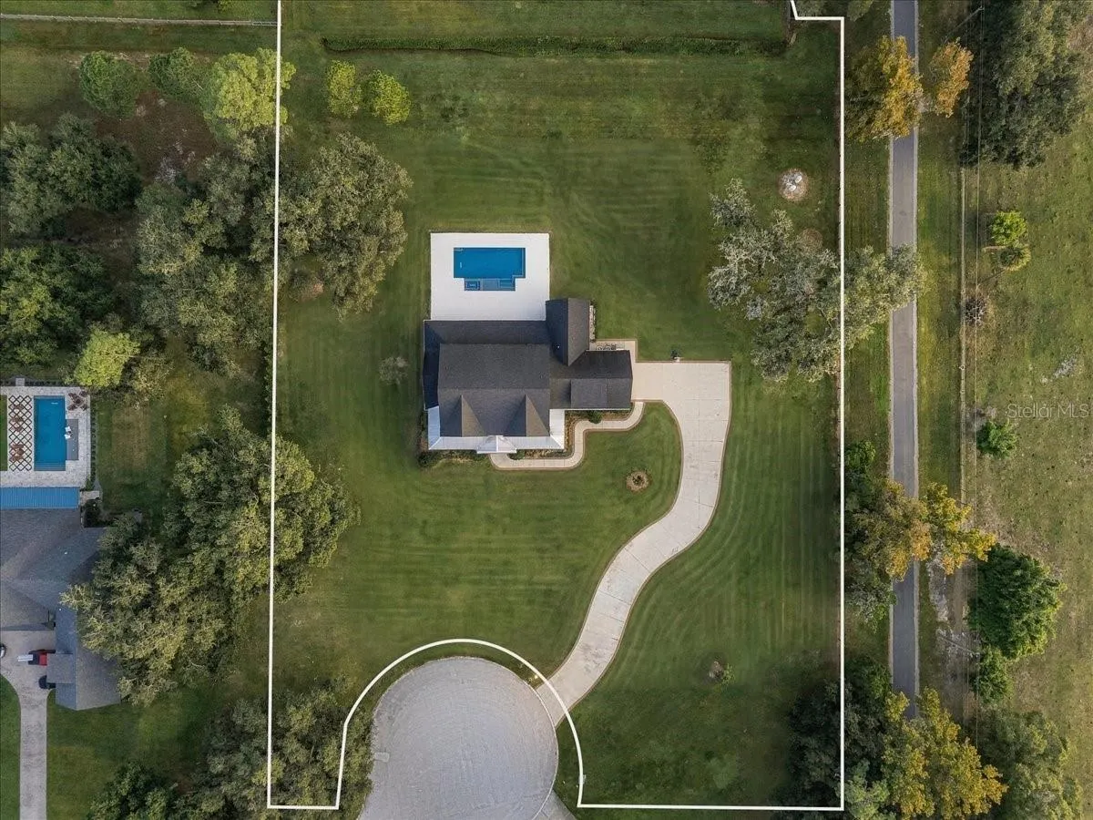 888 TWIN OAKS LN