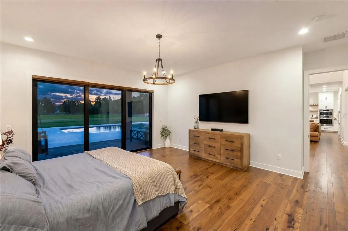 888 TWIN OAKS LN