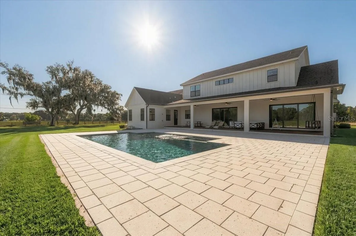 888 TWIN OAKS LN