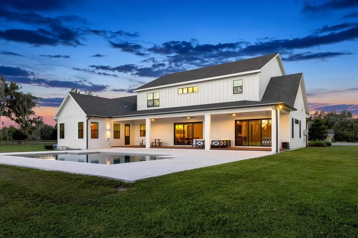 888 TWIN OAKS LN