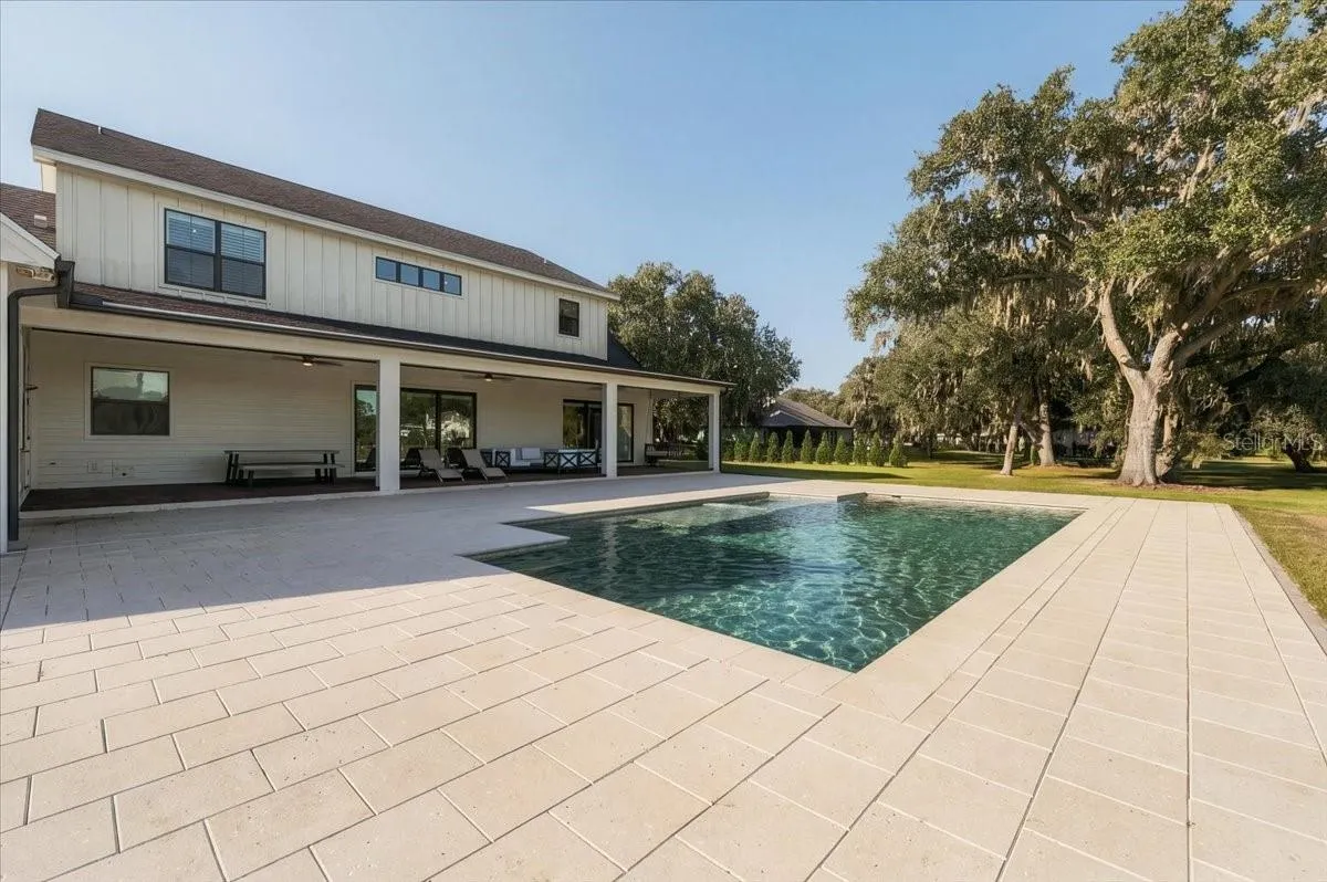 888 TWIN OAKS LN