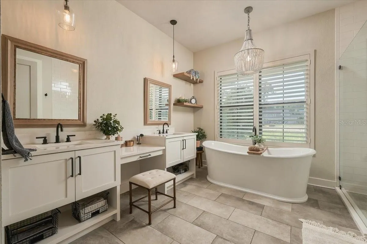 888 TWIN OAKS LN