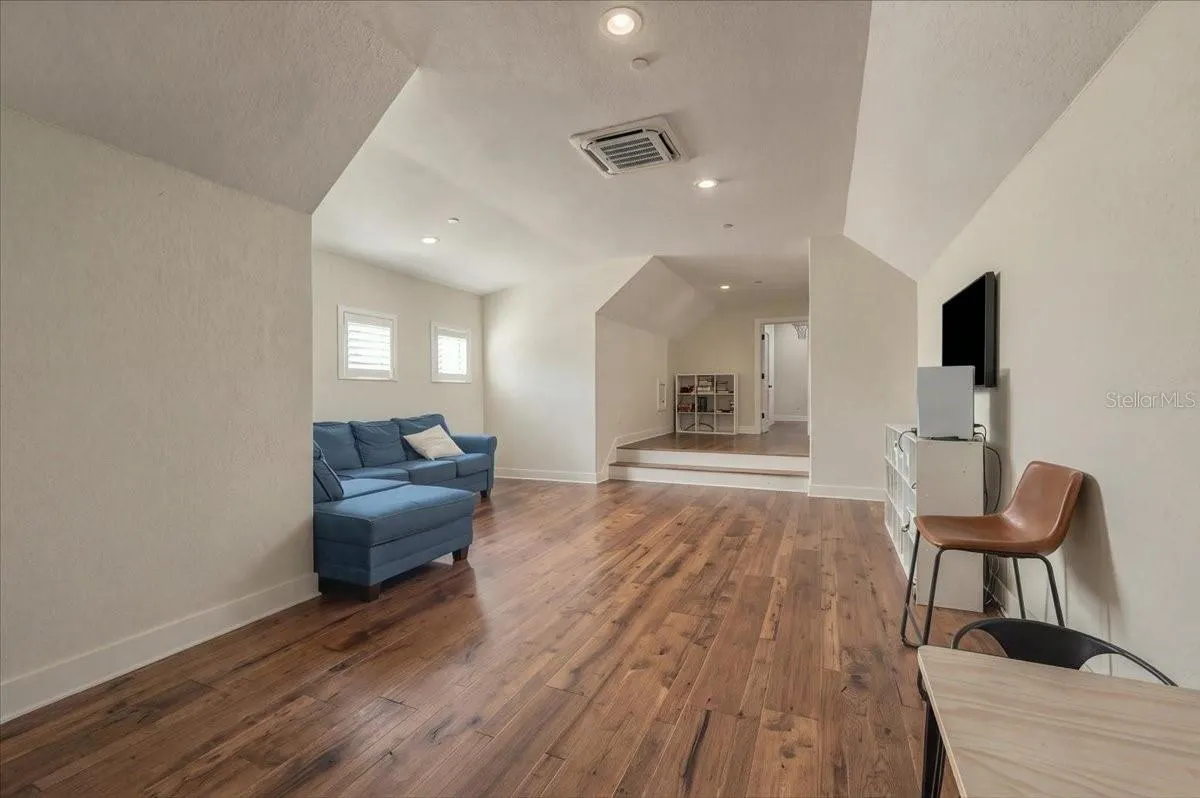 888 TWIN OAKS LN