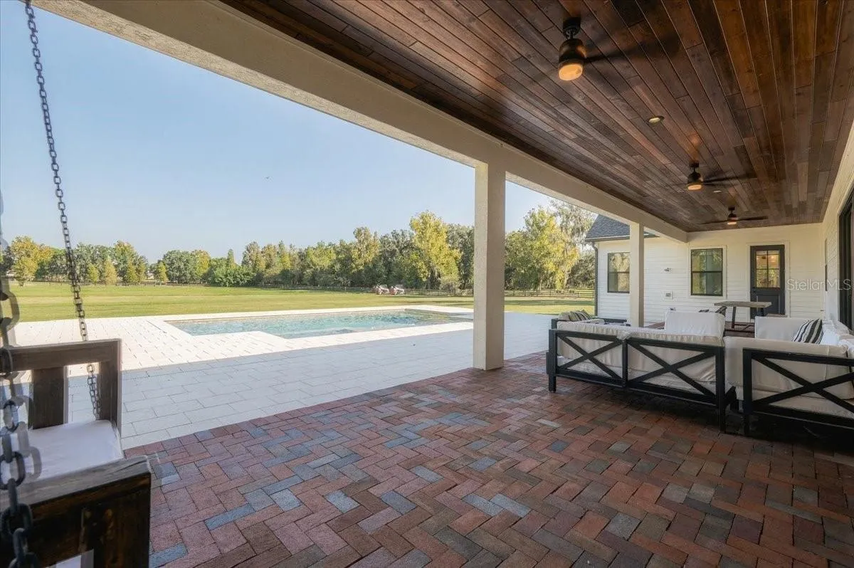 888 TWIN OAKS LN