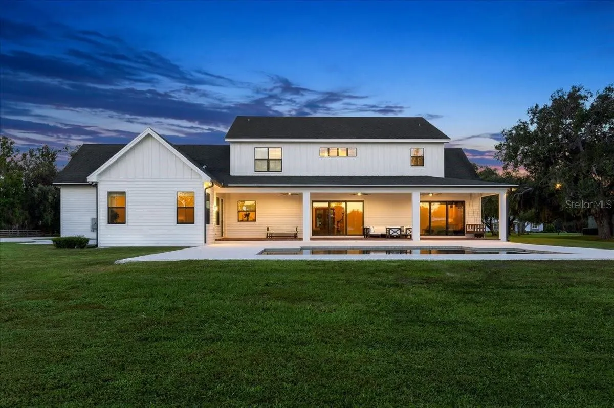 888 TWIN OAKS LN