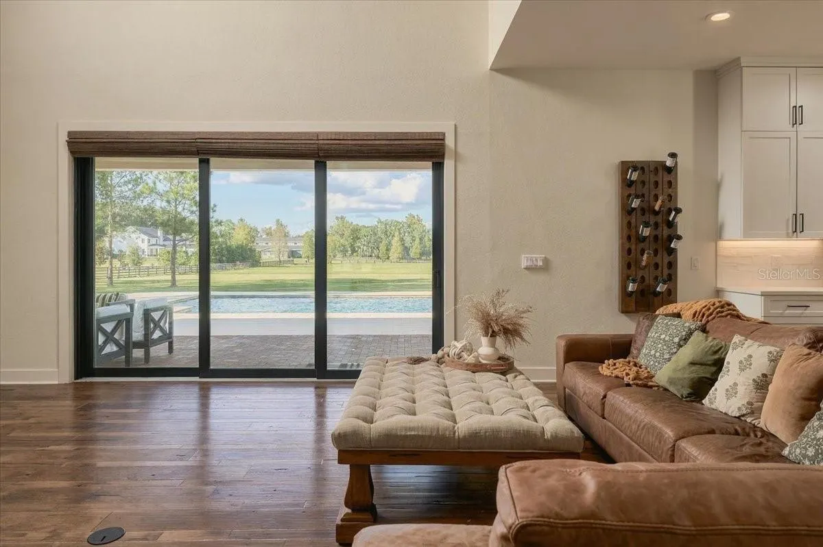 888 TWIN OAKS LN