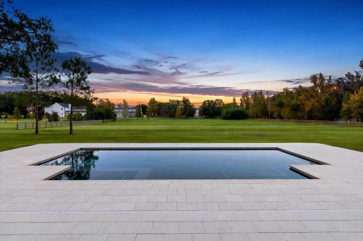 888 TWIN OAKS LN