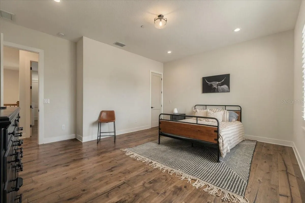 888 TWIN OAKS LN